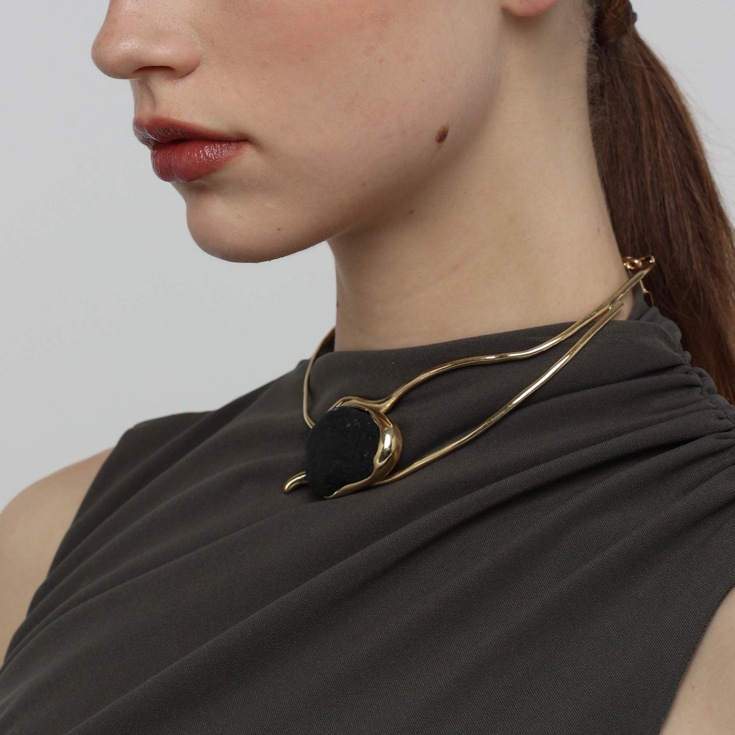 Collar rigido con piedra negra