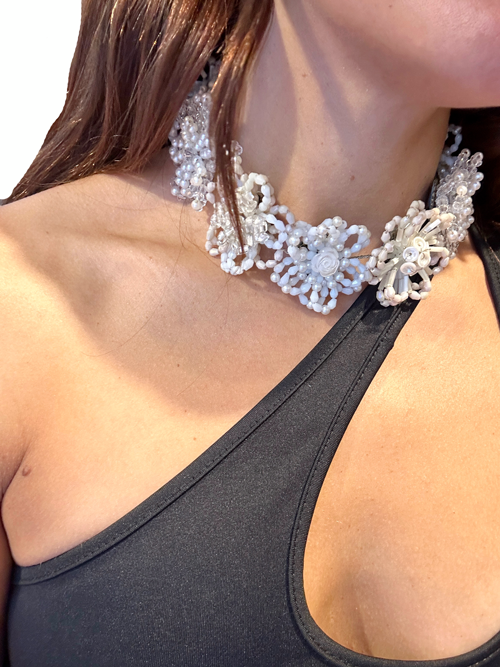 Choker flores blancas