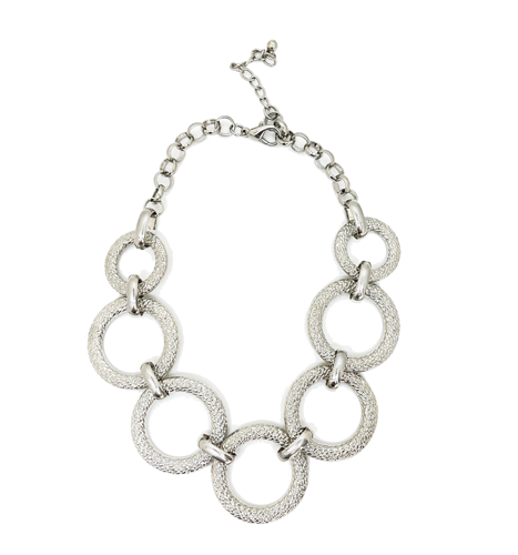 collar corto de metal plateado
