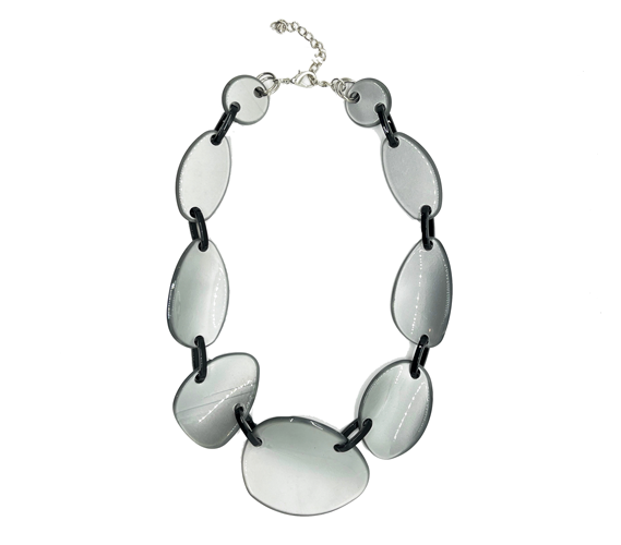 collar gris metalizado de resina