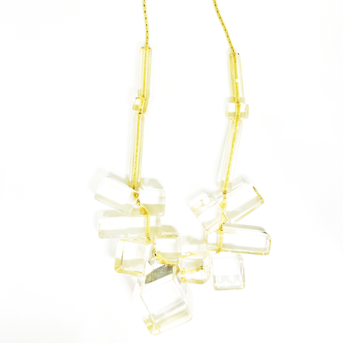 Collar cubos de resina translucidos