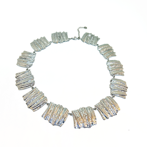 collar corto de metal