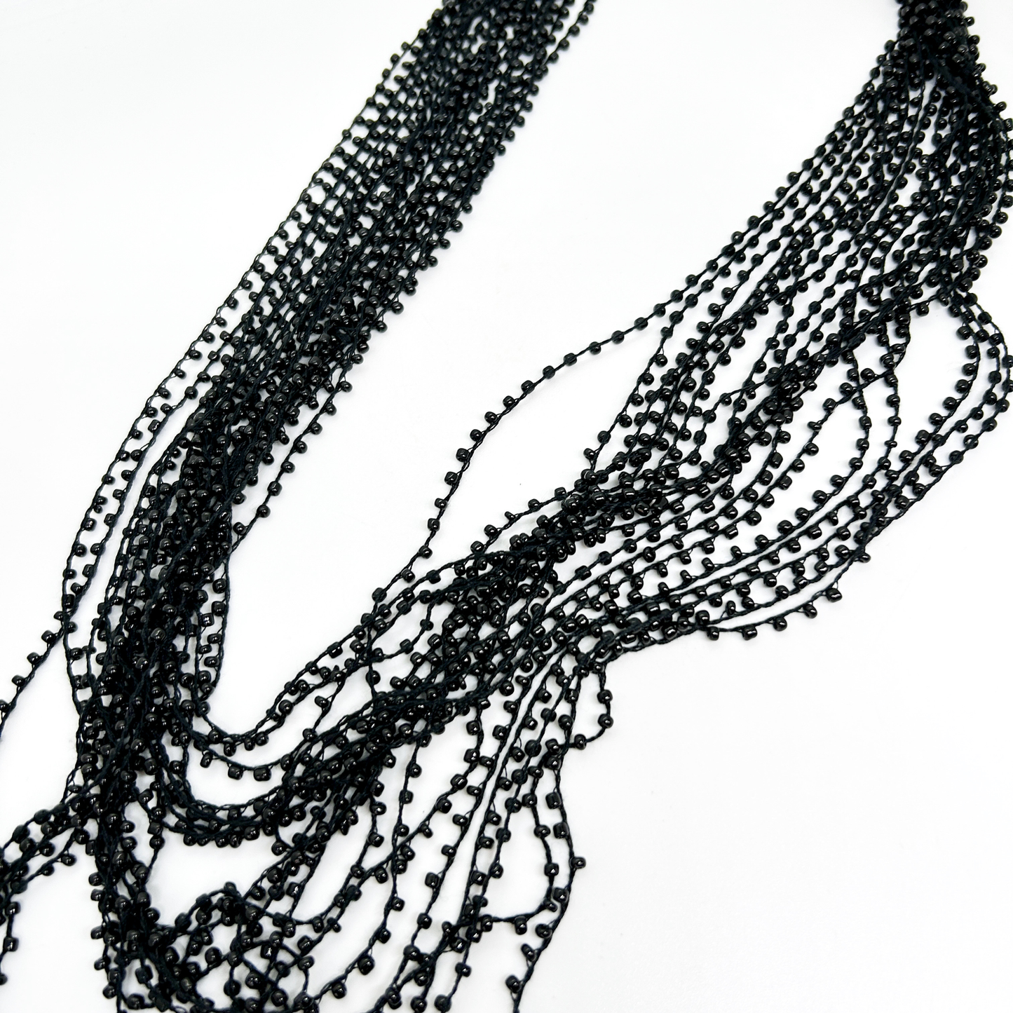 Collar hilo y mostacillas