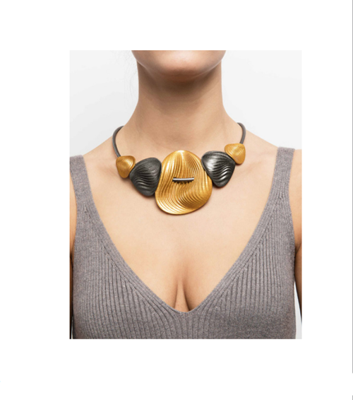 Collar dorado y cobre