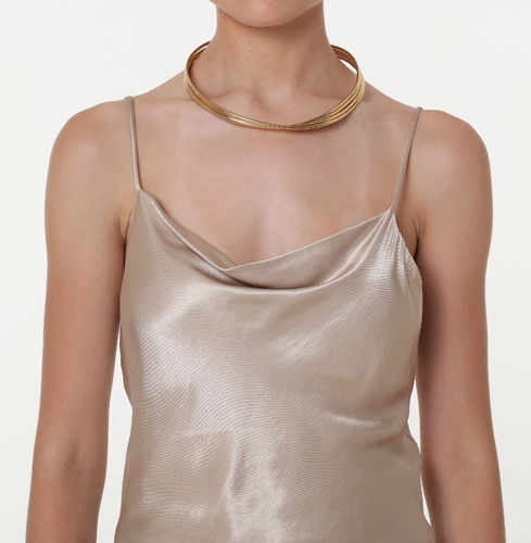 Rigid necklace with twist