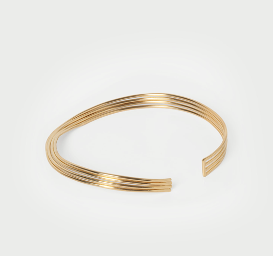 Rigid necklace with twist