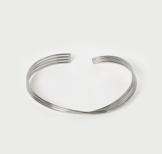 Rigid necklace with twist