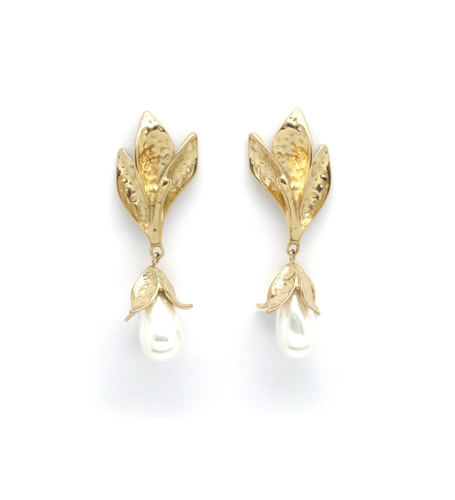 aros largos de perlas con flores