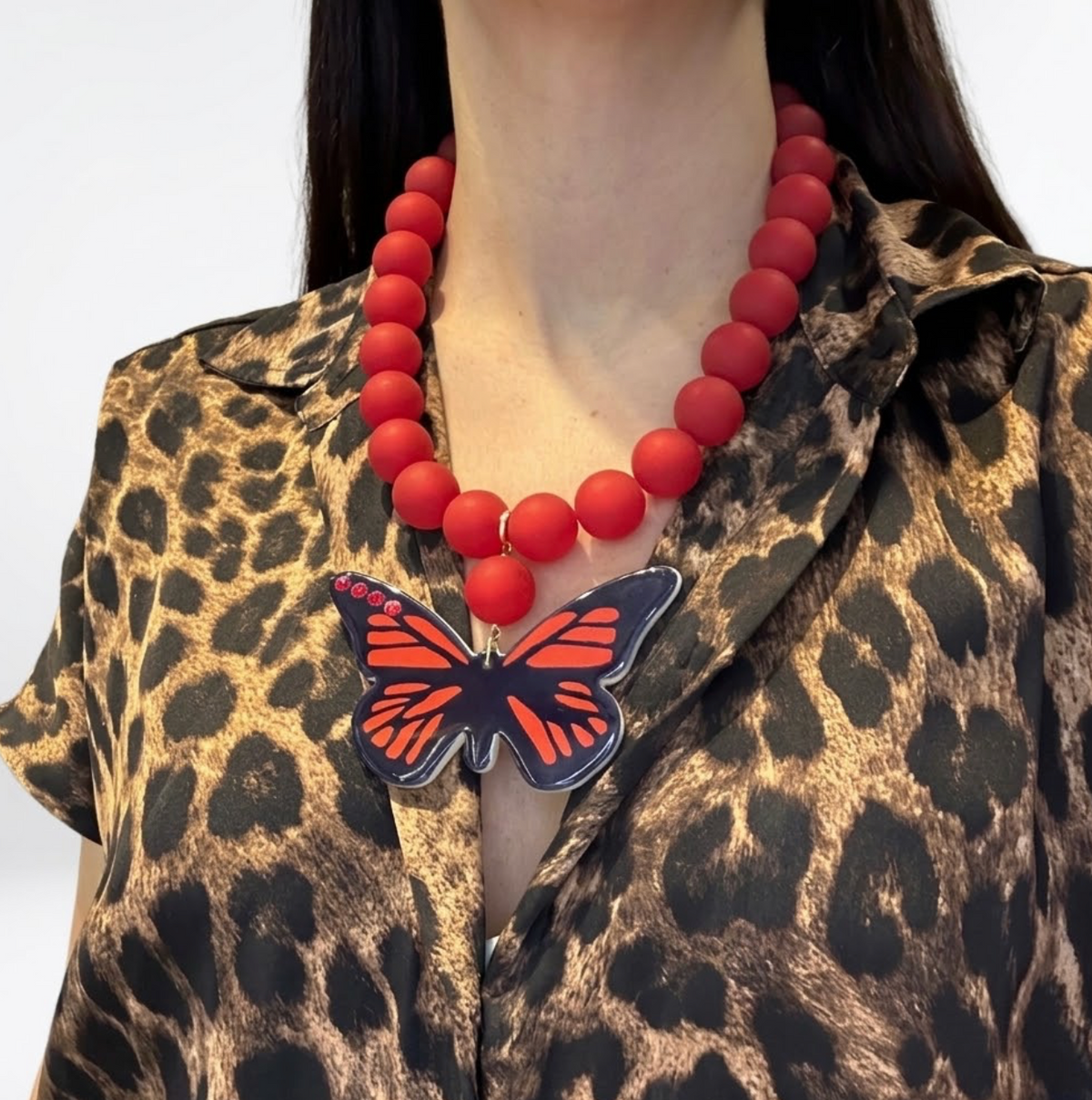 Collar rojo con dije mariposa
