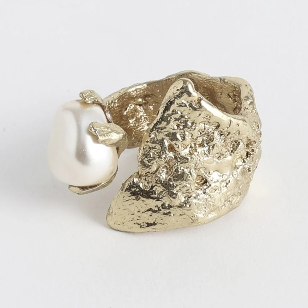 Anillo con perla irregular