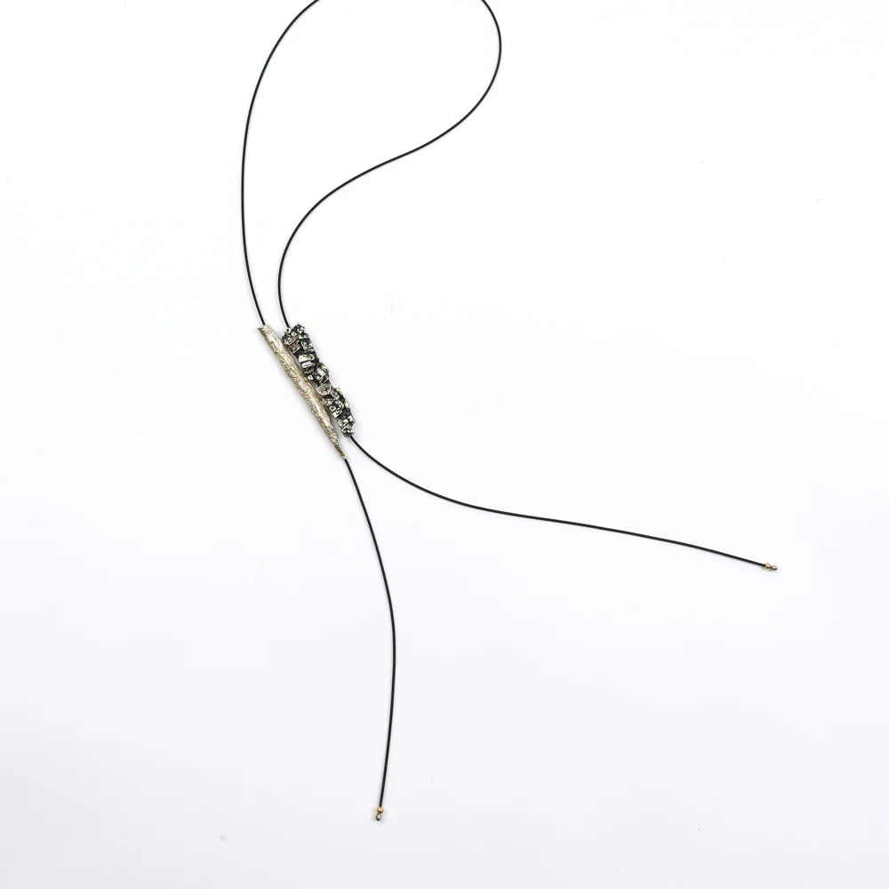 Collar dorado y negro regulable