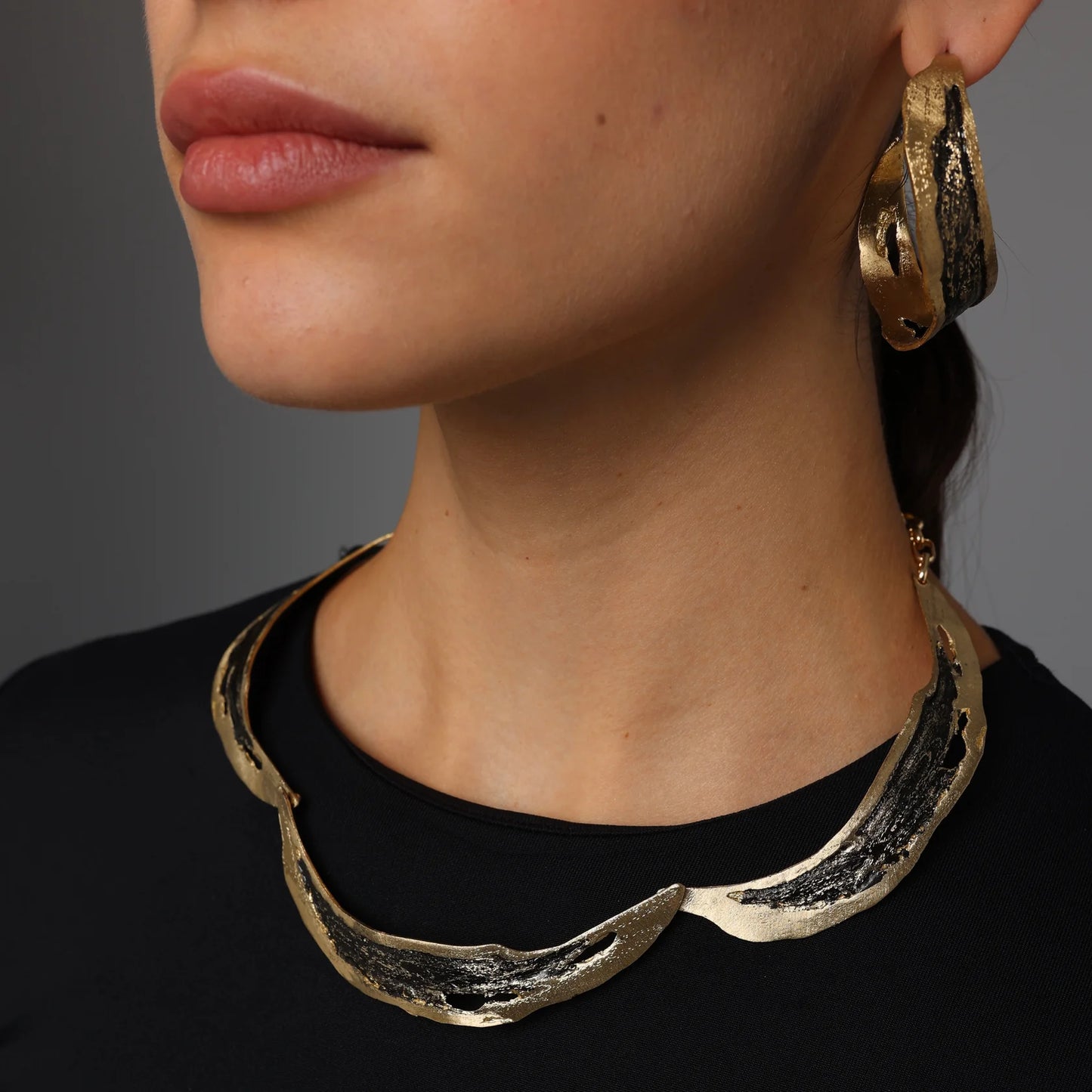 collar rigido dorado y negro