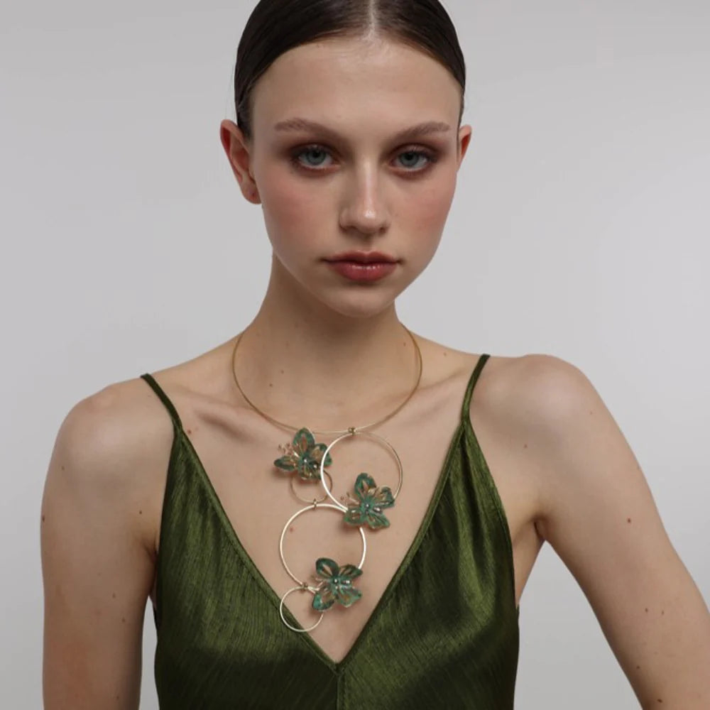 Collar triple mariposa