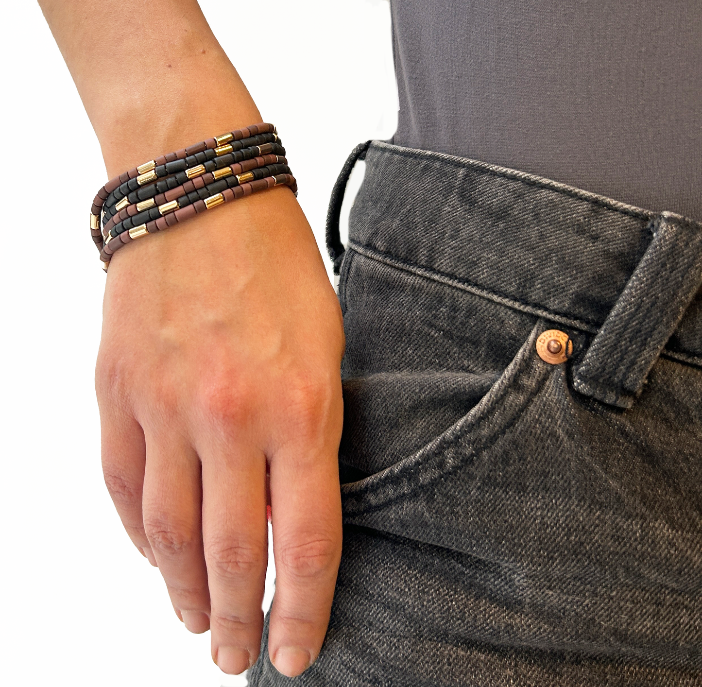 pulseras doradas y marrones