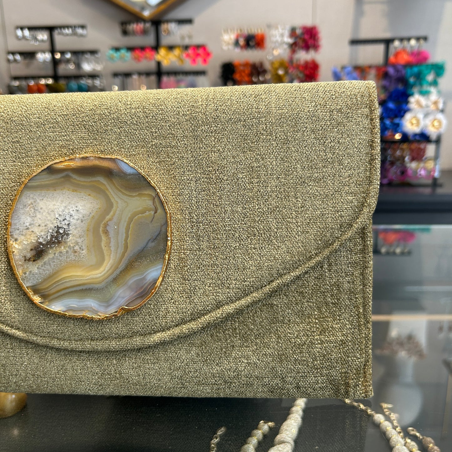 Sobre caqui con ágata