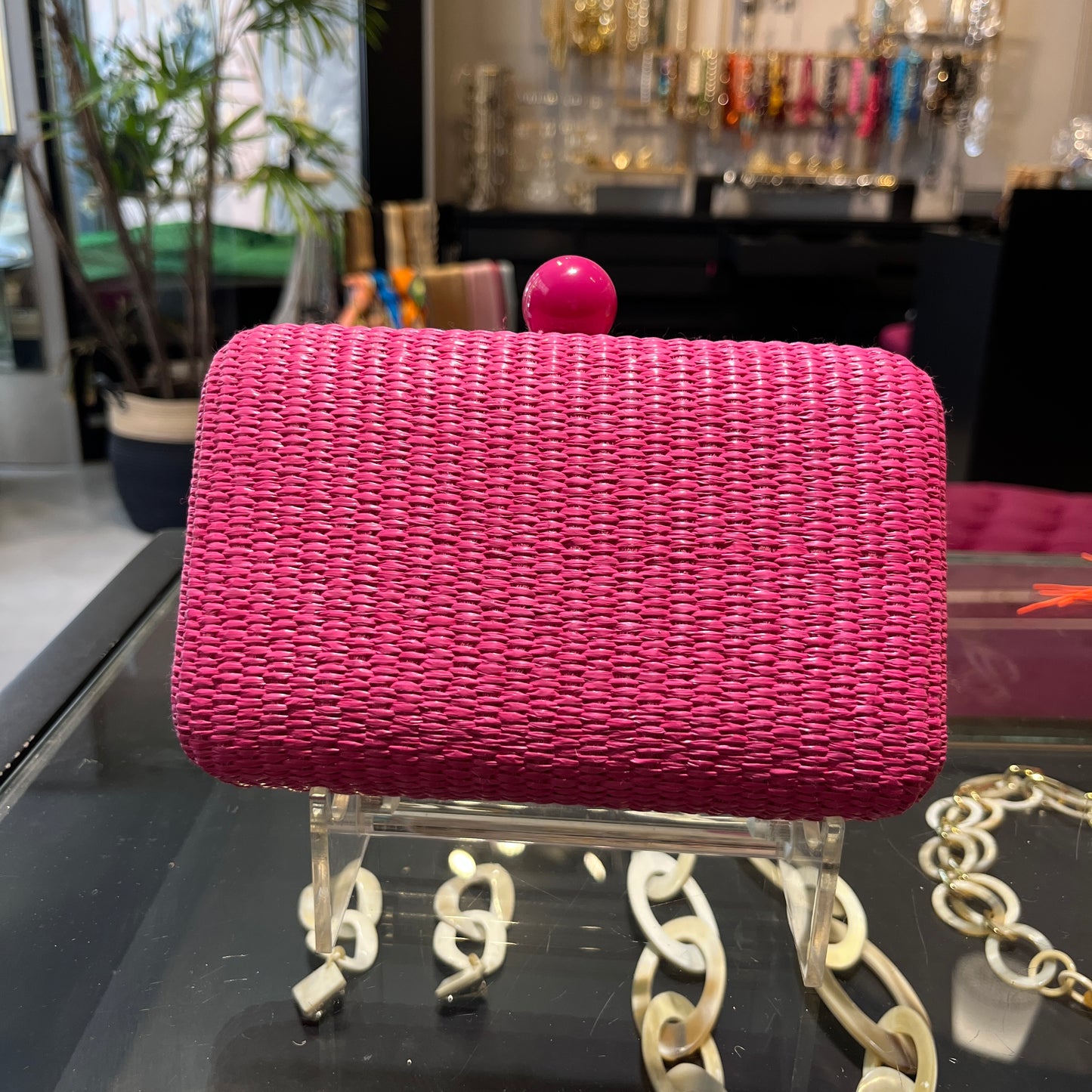 Clutch de rafia fucsia