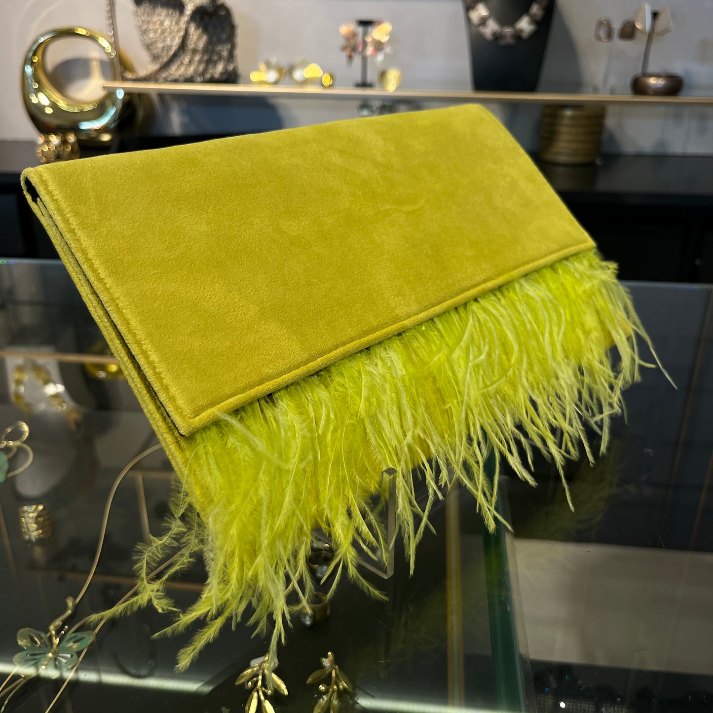 Bolso con plumas verde lima