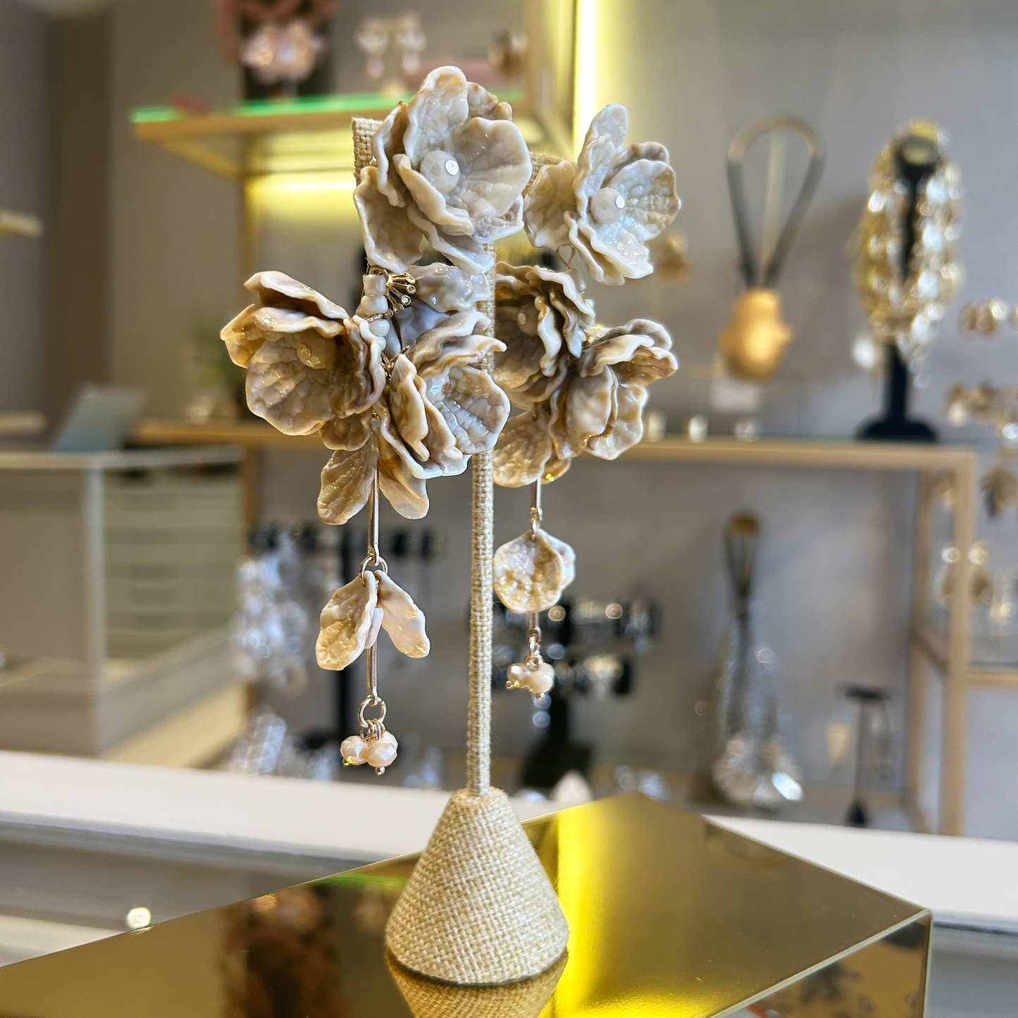 aros largos de resina beige