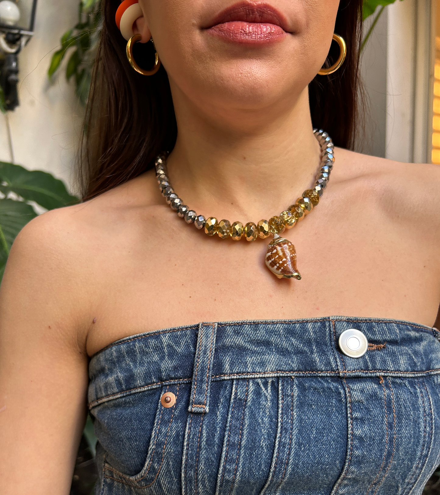 Collar dorado y plateado con caracol