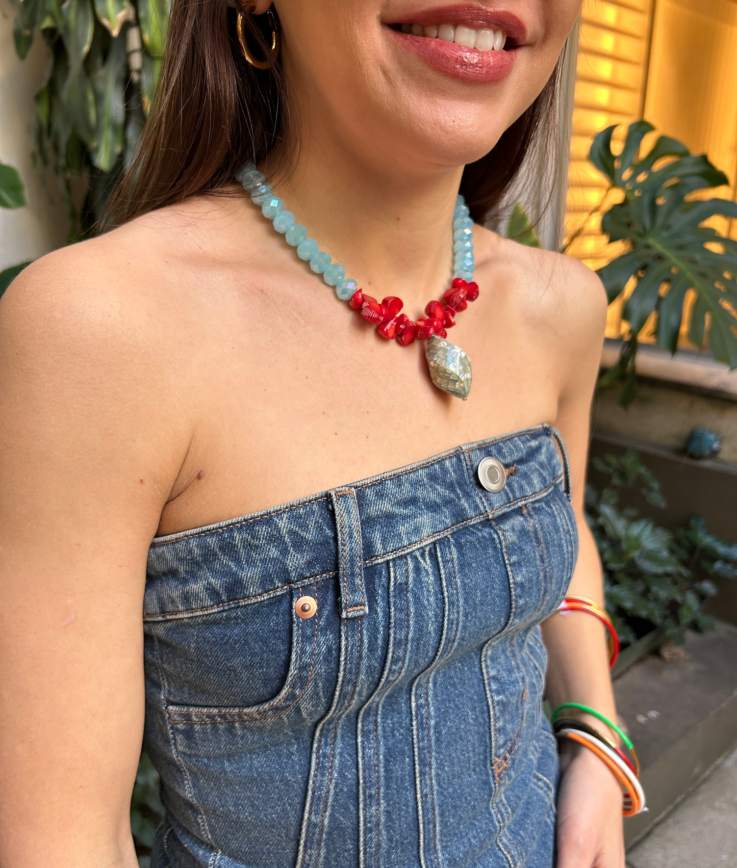 Collar celeste con coral y nacar