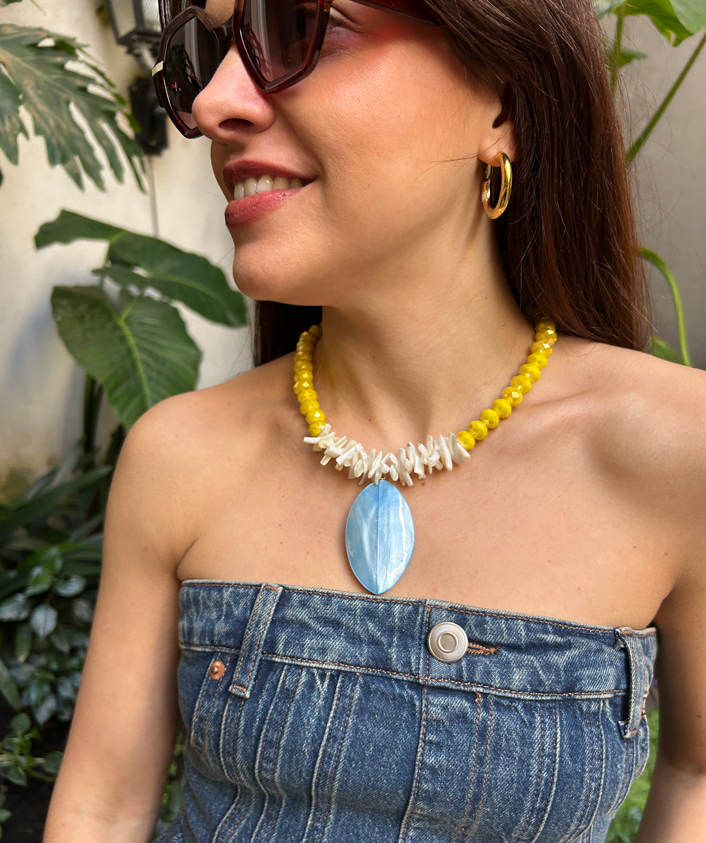 Collar amarillo con nacar blanco y celeste