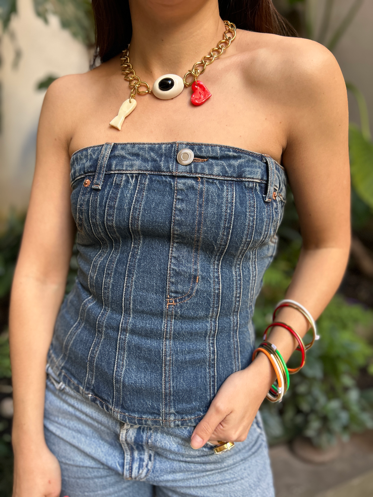 collar con dijes de colores