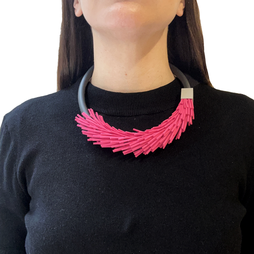 Collar fucsia y negro