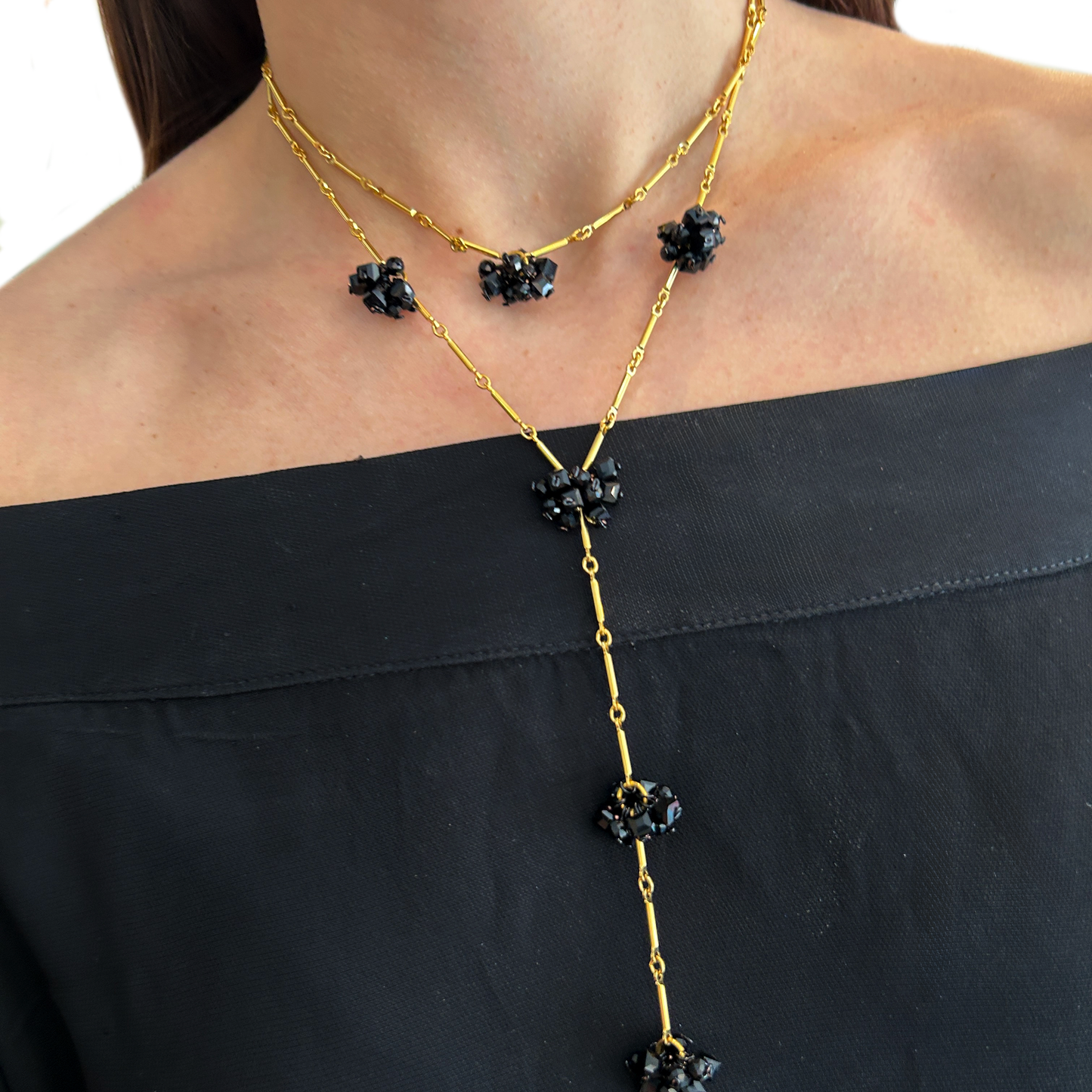 Collar negro y dorado
