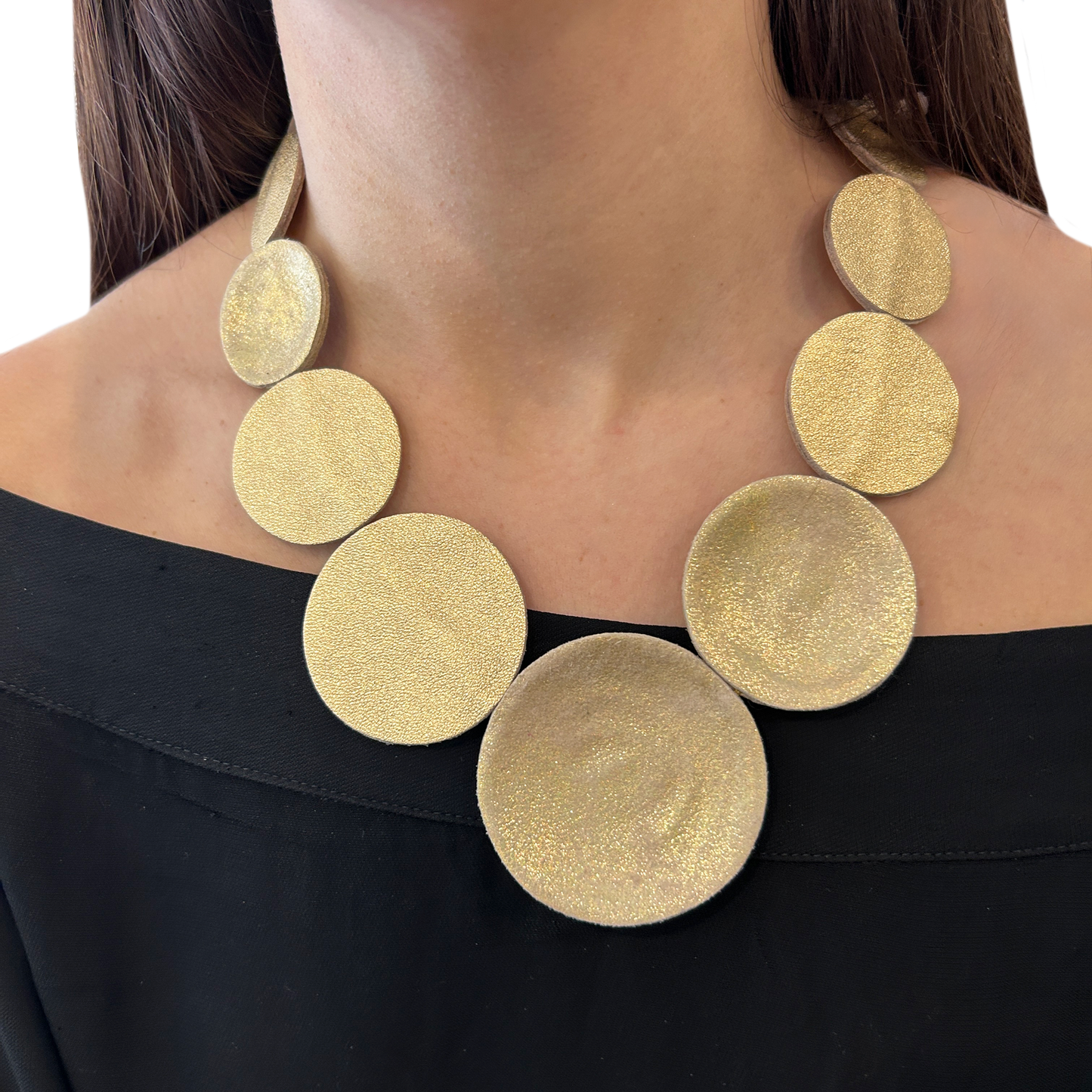 collar de cuero dorado