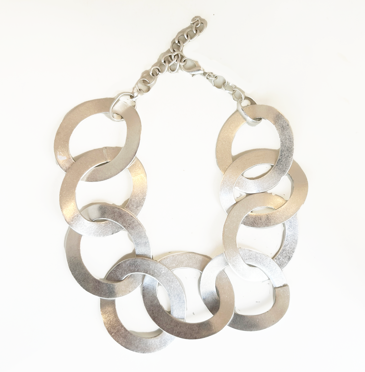 collar plateado de metal