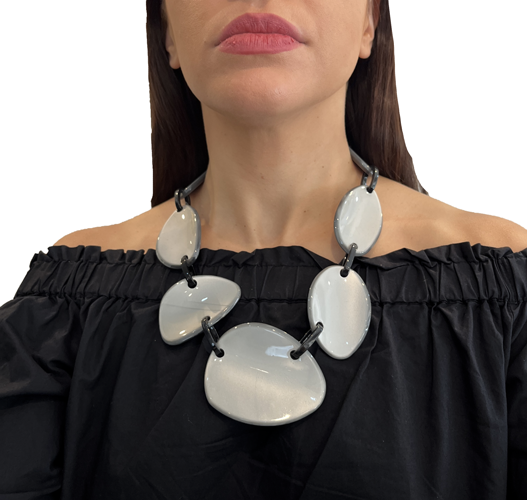 Collar gris metalizado