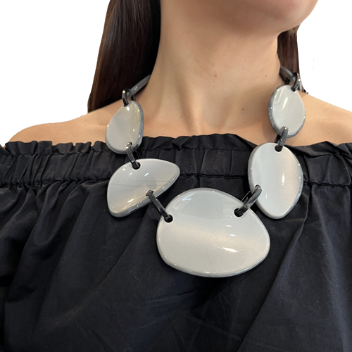 Collar gris metalizado