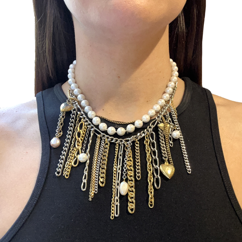 Collar corto de perlas con dijes