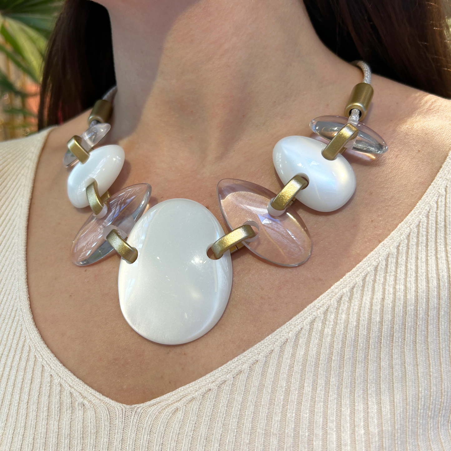 collar transparente y blanco