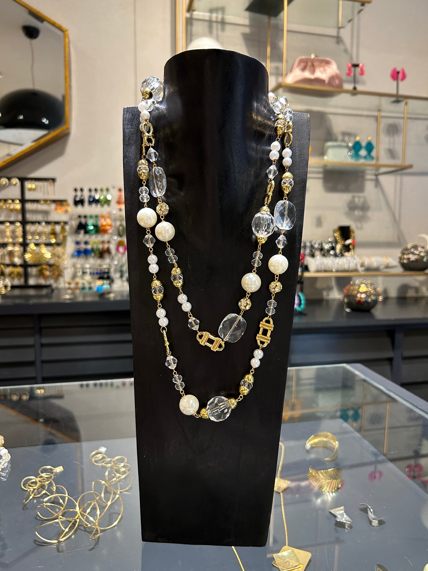 Collar perlas y trabas