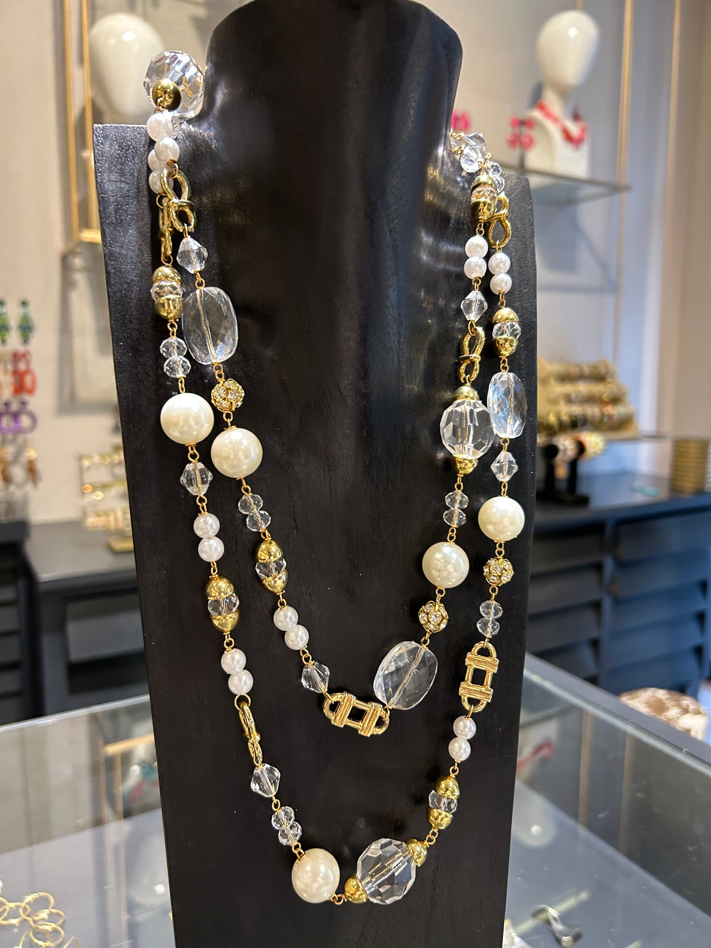 Collar perlas y trabas