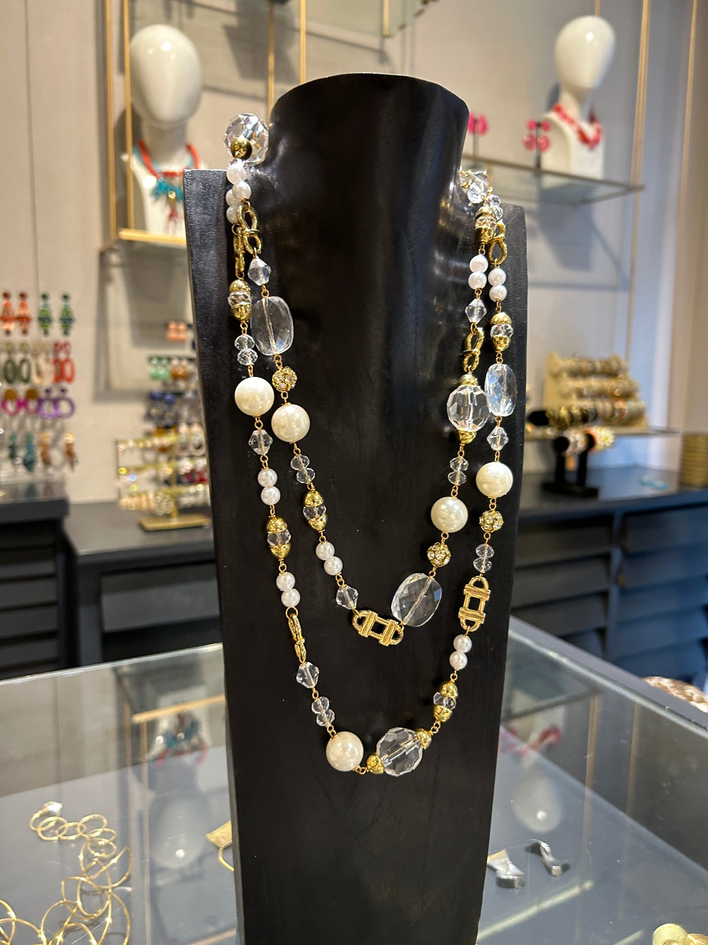 Collar perlas y trabas
