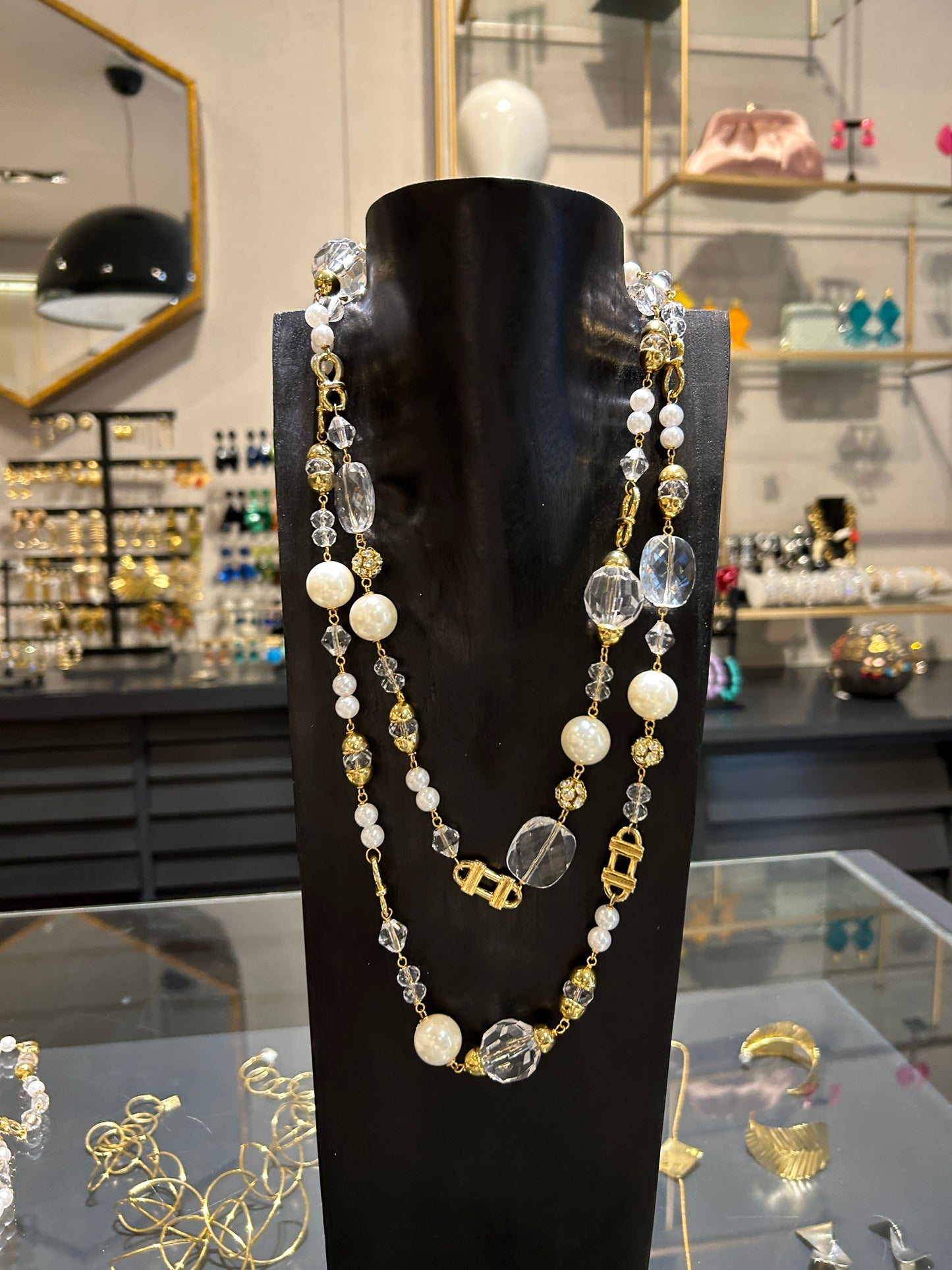 Collar perlas y trabas