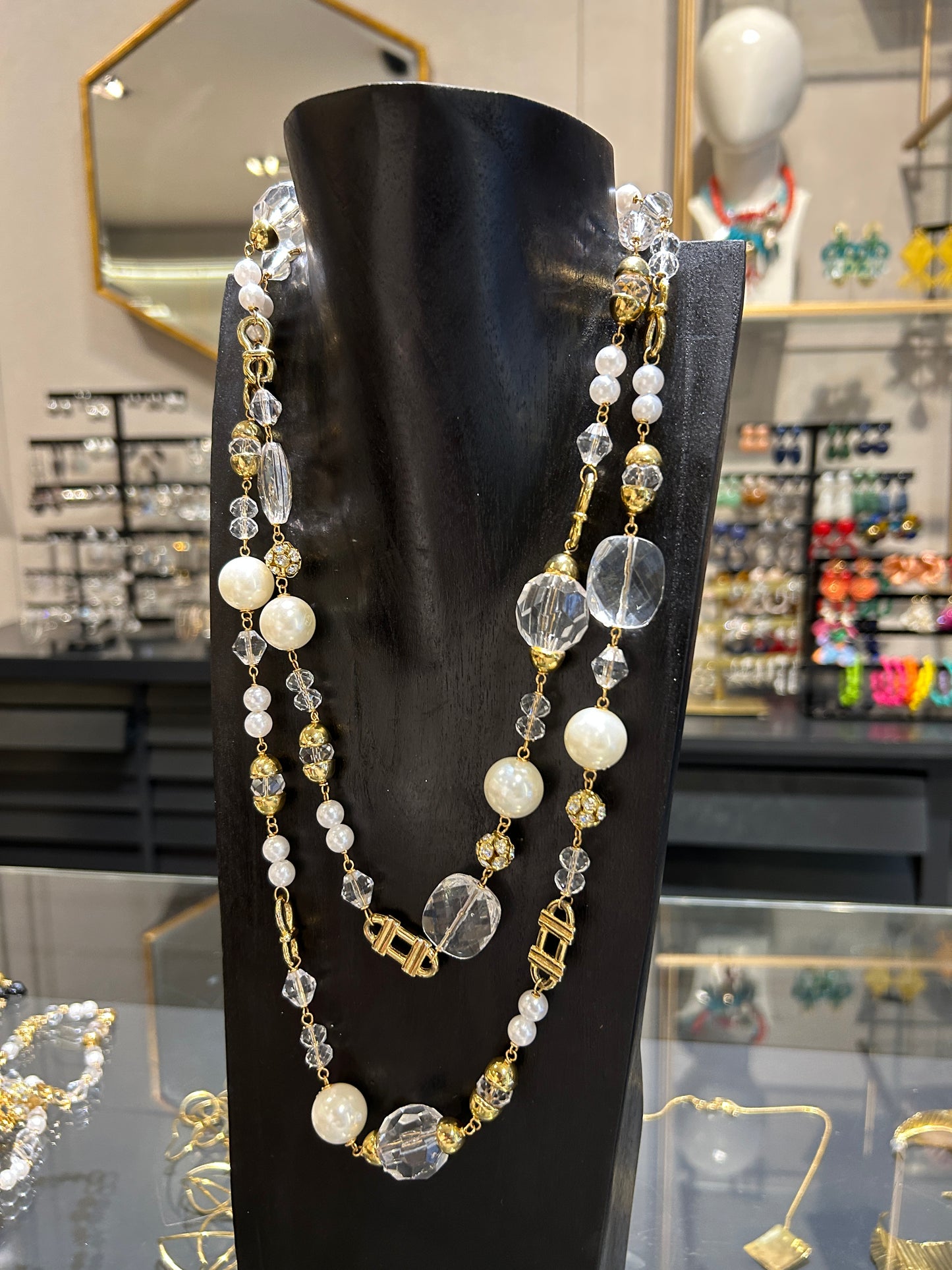 Collar perlas y trabas