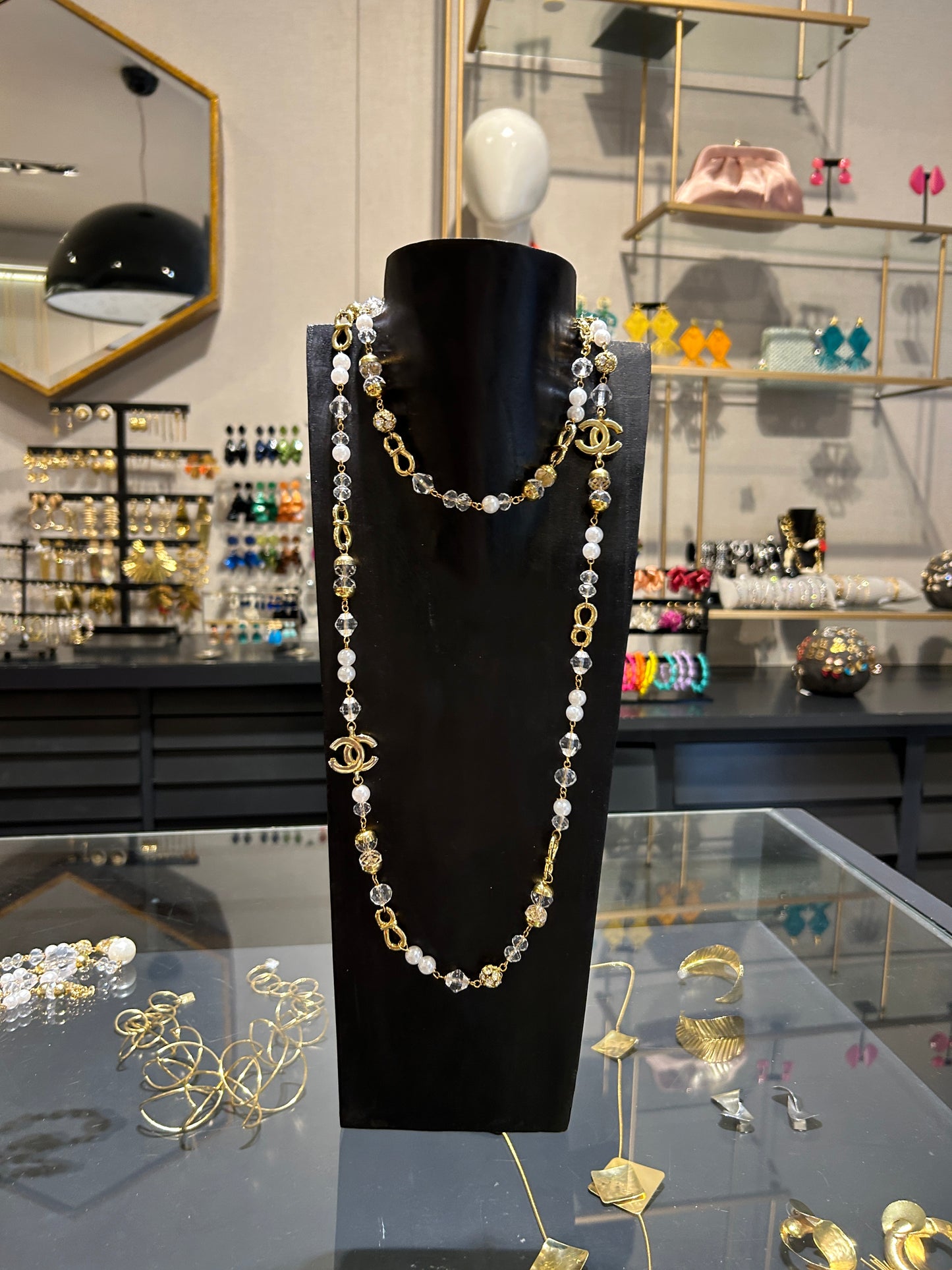 Collar perlas y trabas