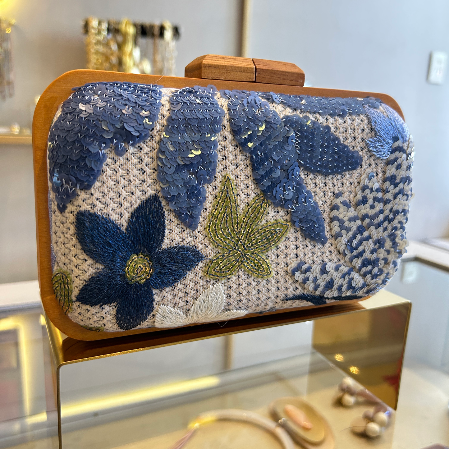 Bolso bordado con madera