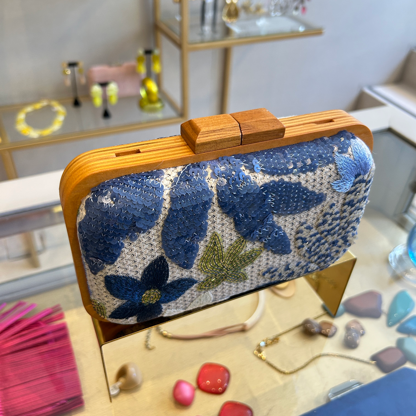 Bolso bordado con madera