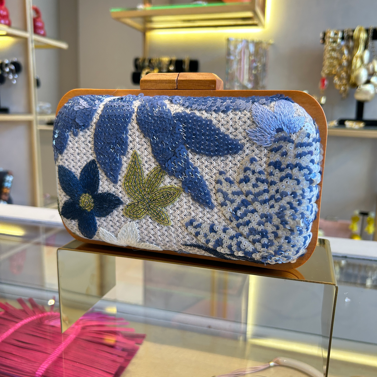 Bolso bordado con madera