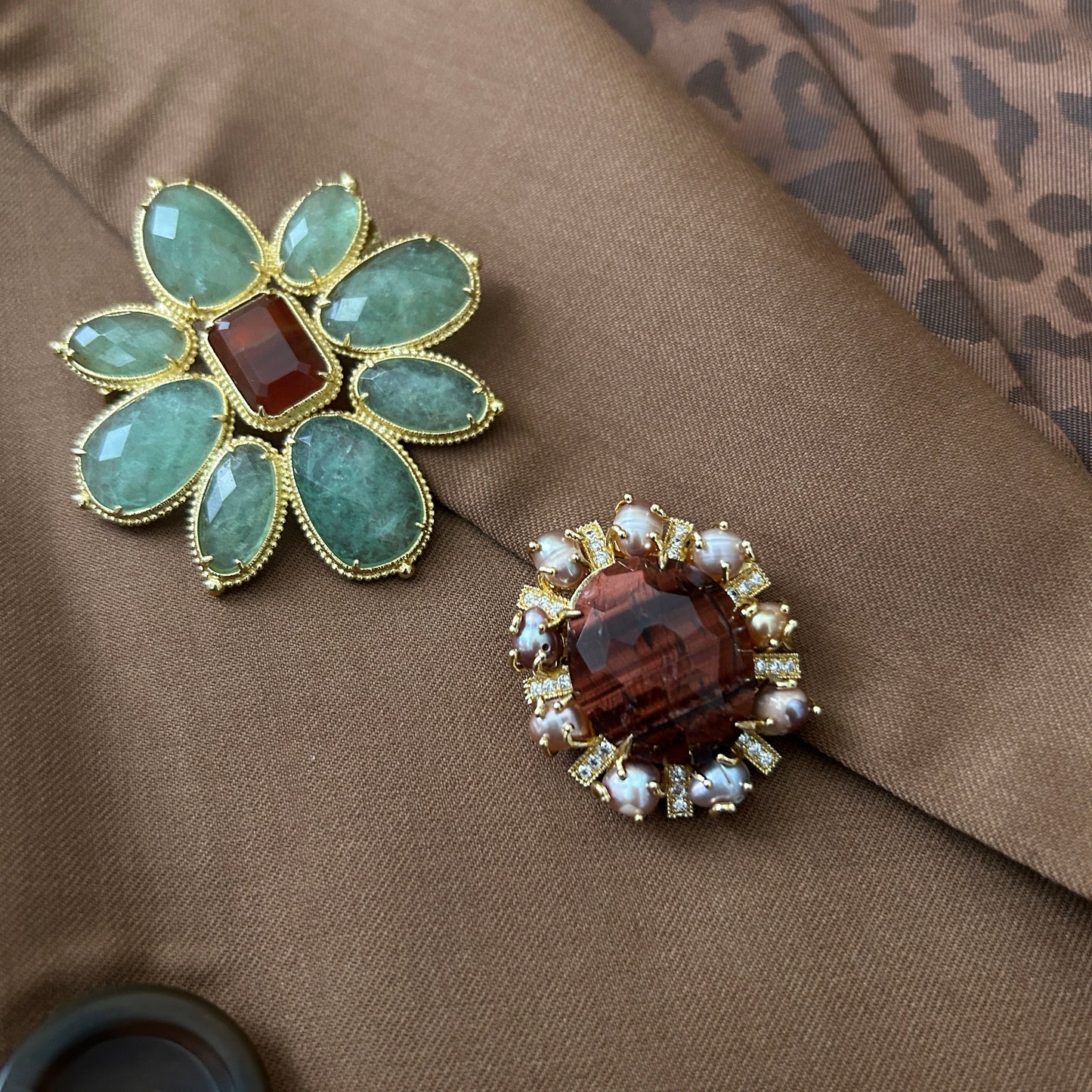 Broche ojo de toro con perlas rosadas
