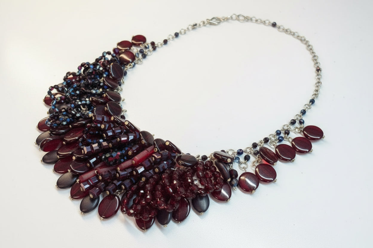 Collar de cristales bordo