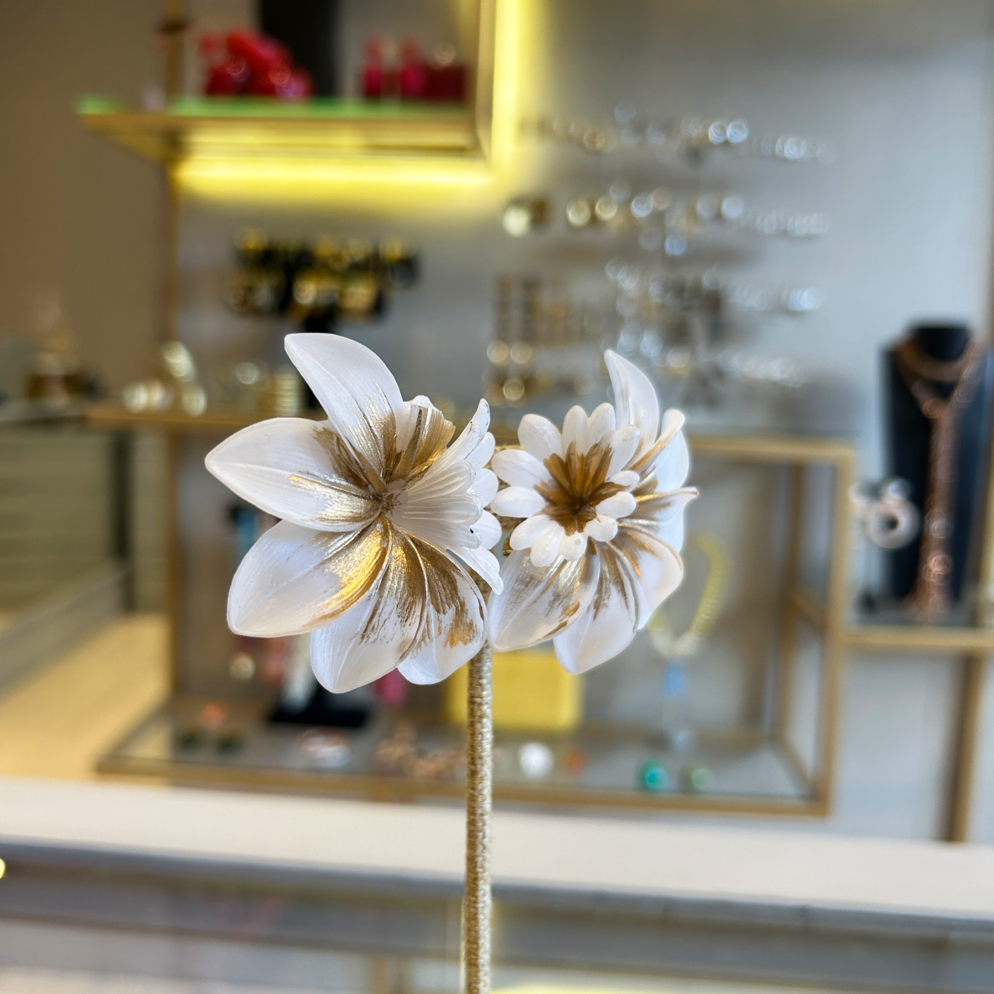 Aros flores blancas y doradas