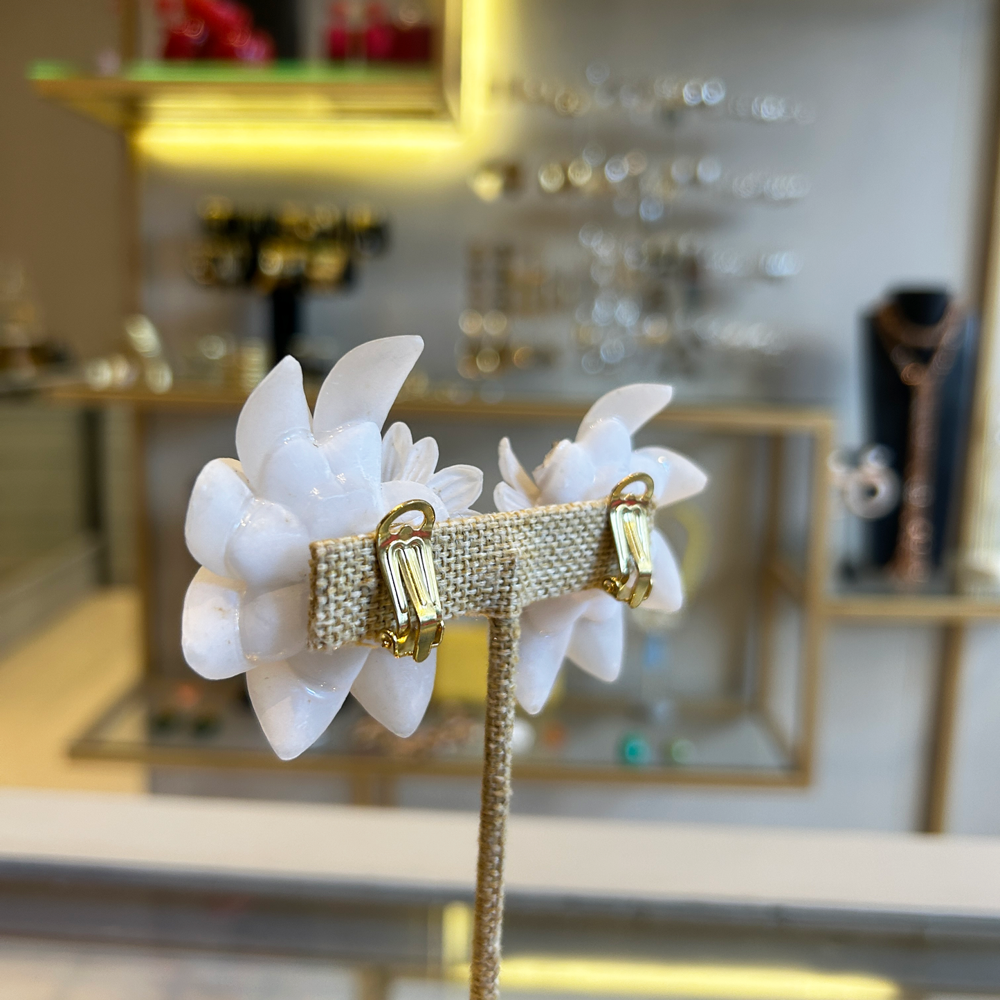 Aros flores blancas y doradas