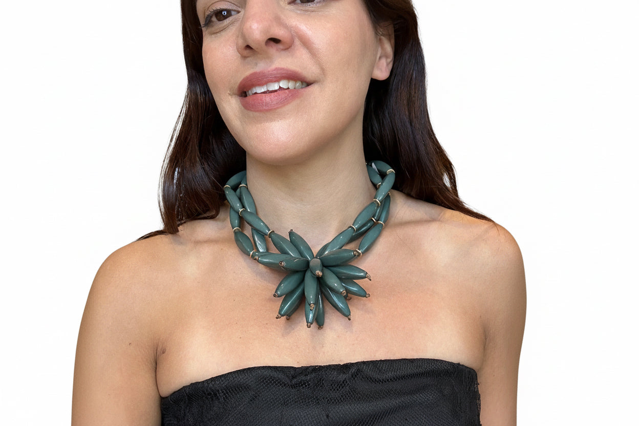 Collar con aplique central