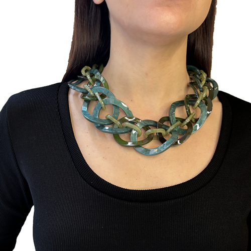 COLLAR VERDE DE RESINA