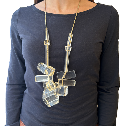 collar beige de resina